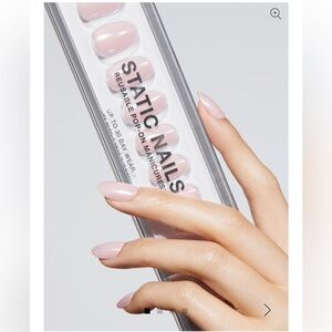 STATIC NAILS 
Jet Setter Reusable Pop-On Manicures - One-Color - light pink